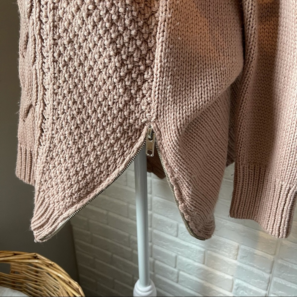 H&M Sweater - Picture 7 of 8